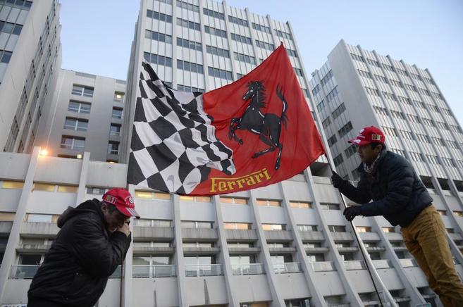 Aficionados de Schumacher y Ferrari, frente al hospital de Grenoble.