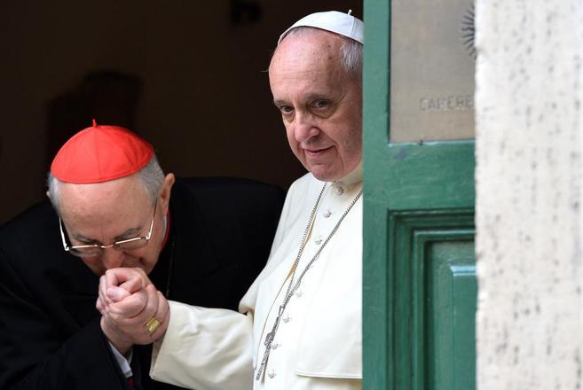 Un cardenal besa el anillo pontificio de Francisco en la Iglesia del...