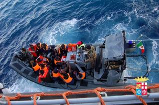 Rescate de grupo de inmigrantes cerca de Lampedusa.