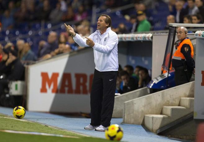Schuster da instrucciones a los jugadores del Málaga durante un...