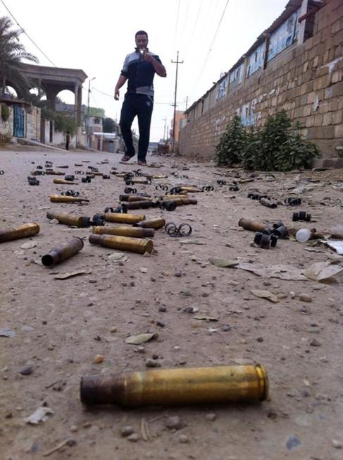 Una calle llena de casquillos de balas tras el tiroteo en Ramadi.