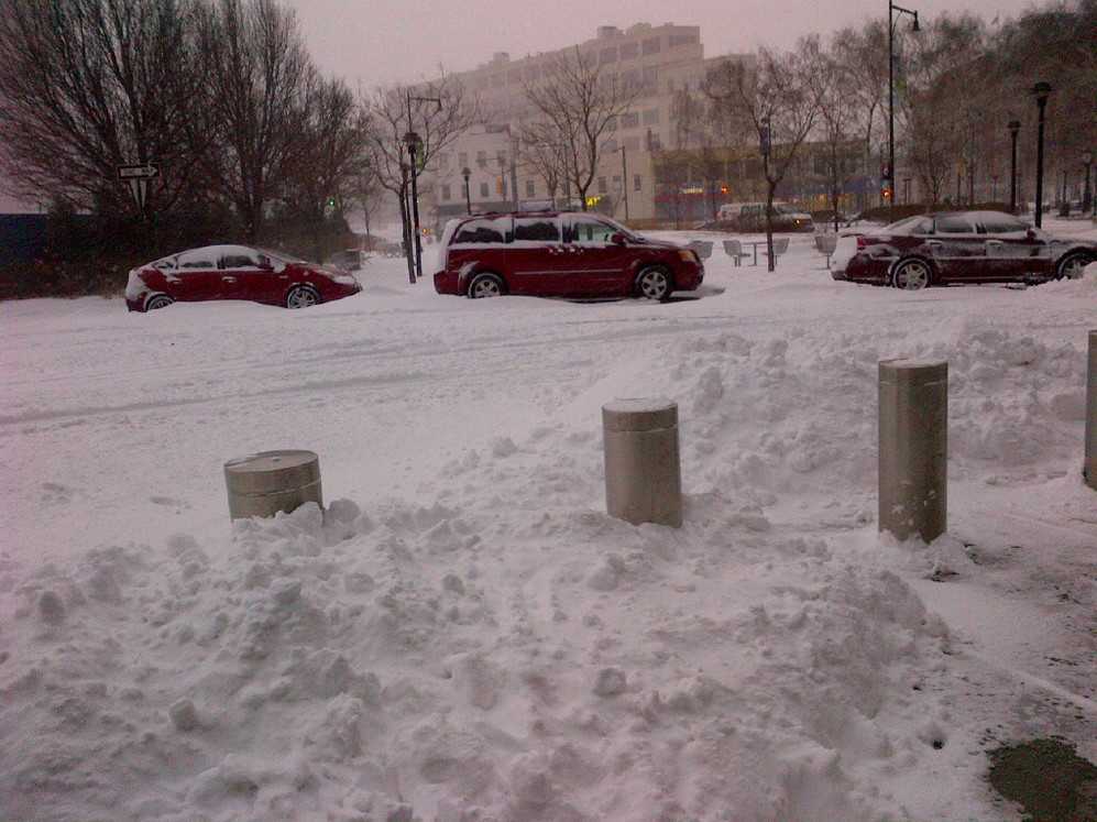 La nieve impide la circulacin de automviles por las calles de Long...