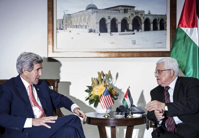 John Kerry (izda.) y el presidente palestino, Abu Mazen, en Ramala.