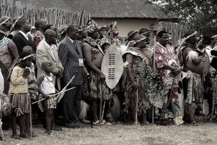 Zules visitan a su monarca en el palacio de KwaNyokeni.