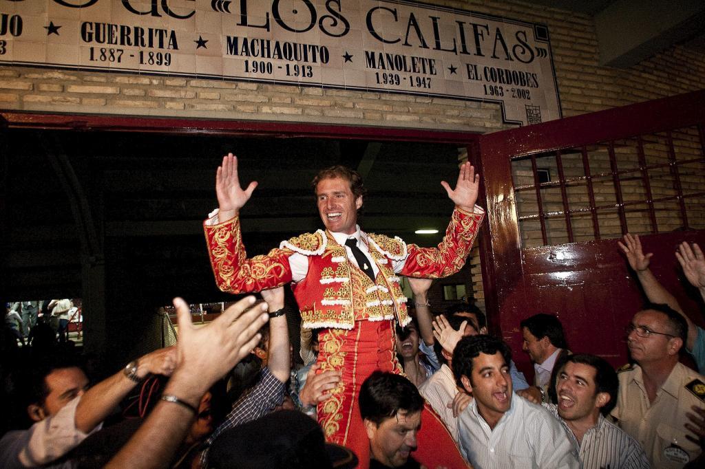 Jos Luis Moreno sale a hombros del coso de Crdoba en mayo de 2013.