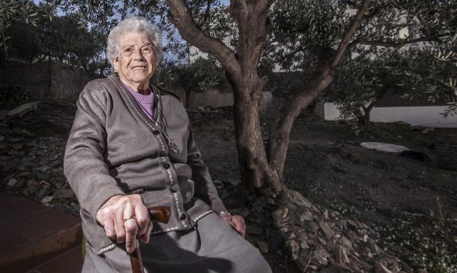La centenaria Josefina en el jardn de la casa de su hija Pepita, con...