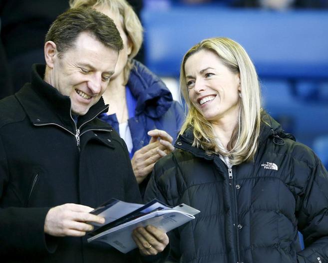 Los padres de Madeleine McCann sonren antes de ver un partido en...