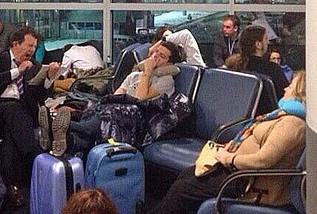 Los pasajeros espaoles durmiendo en el aeropuerto.