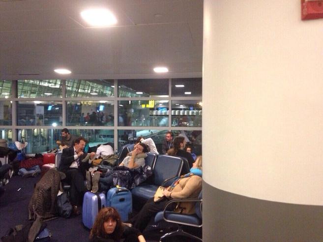 Los pasajeros espaoles durmiendo en el aeropuerto. Twitter