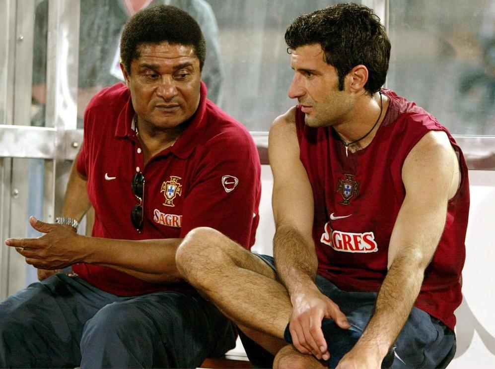 Junto a Luis Figo, en el banquillo de Portugal, en el Mundial de 2002.