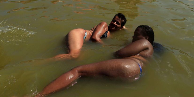 Personas relajndose en un lago artificial de Ro de Janeiro.