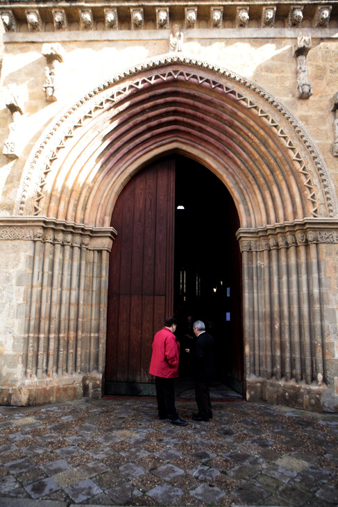 Puerta principal de la Iglesia de Santa Marina, esta mañana,...