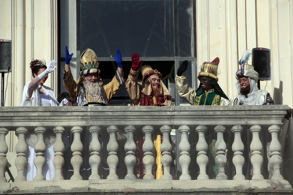 Los Reyes Magos en el balcn del Rectorado de Sevilla.