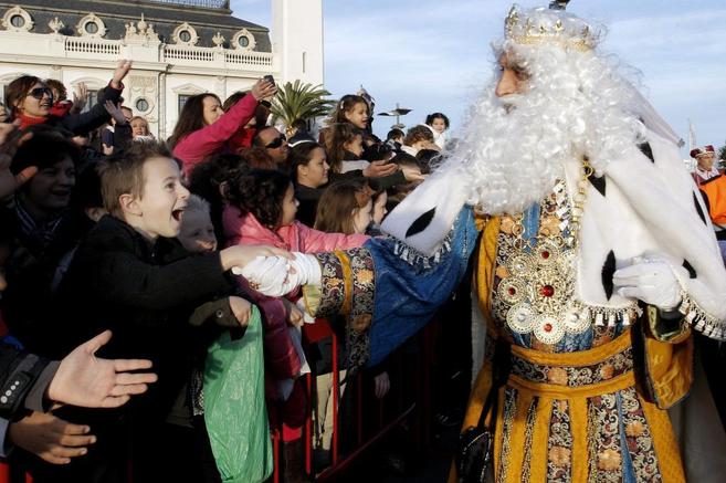 El Rey Melchor saluda a los nios a su llegada al Puerto de Valencia.