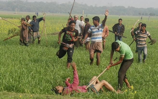 Opositores del Partido Nacionalista de Bangladesh golpean a un...