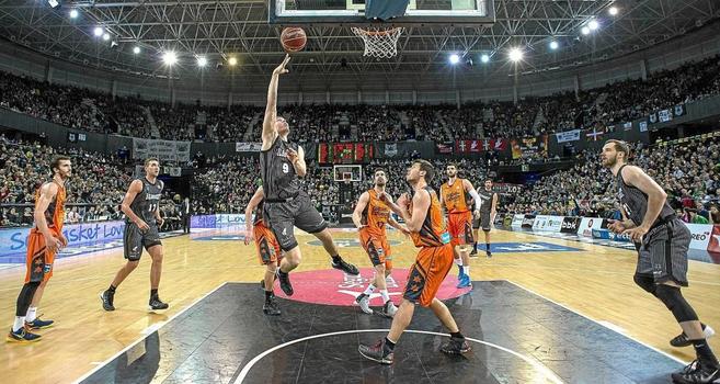 Partido entre el Bilbao Basket y el Valencia Basket.