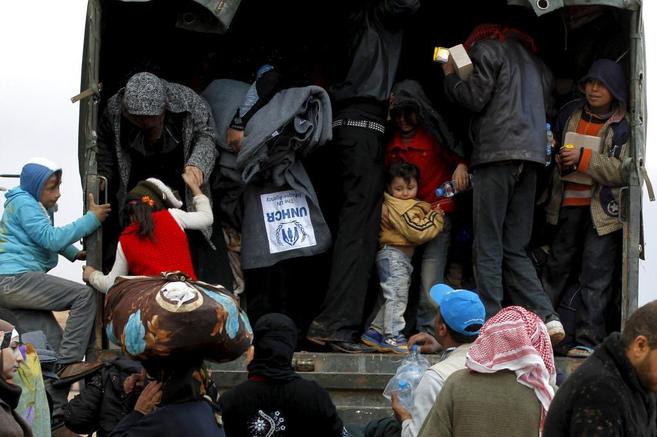 Refugiados sirios suben a un vehculo militar jordano tras cruzar la...