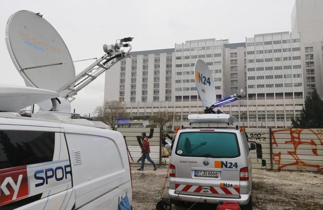 Medios de comunicación en las proximidades del hospital de Grenoble.