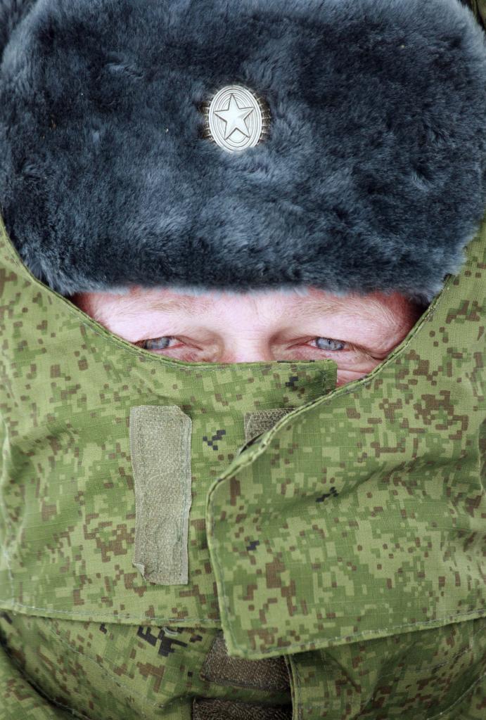 Un militar ruso oculta su rostro por el frío en Sadovyi.