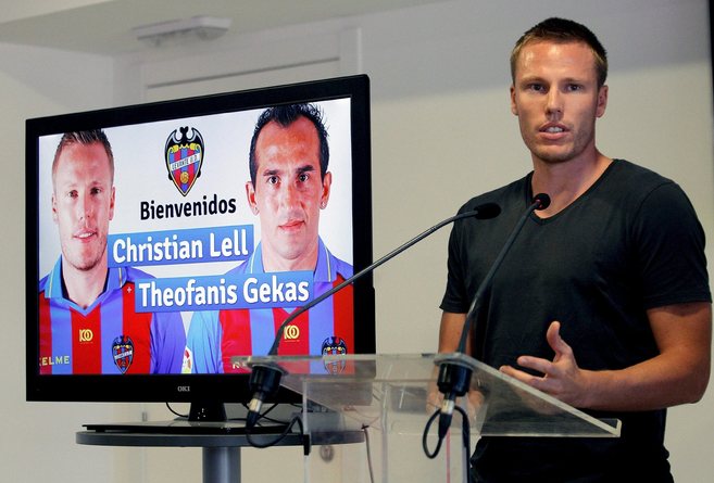 Christian Lell durante su presentacin como jugador del Levante.