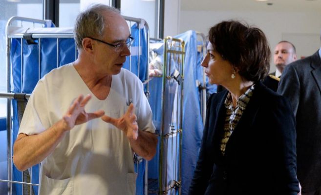 Un médico hablando con la ministra francesa de Sanidad