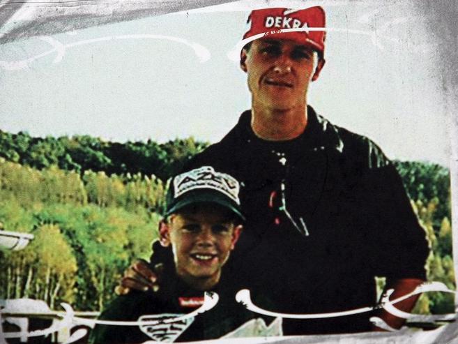 Sebastian Vettel junto a Michael Schumacher durante la infancia del...