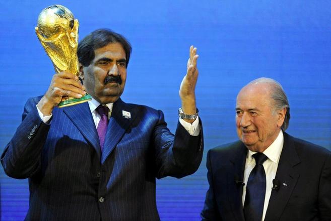 Joseph Blatter y el jeque Tamim bin Hamad al Zani, al confirmarse que...