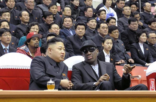 Kim Jon-un junto al jugadore de la NBA Danis Rodman en una imagen de...