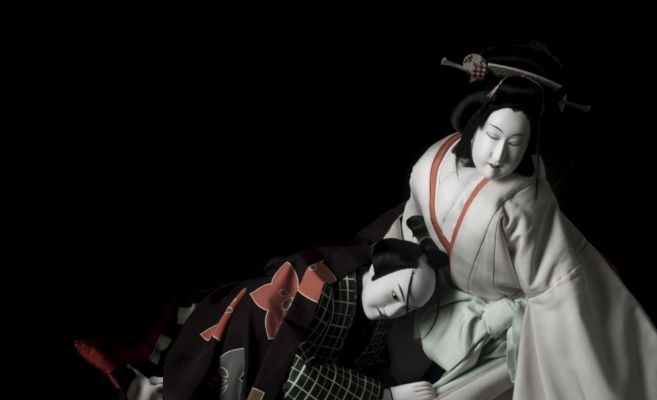Teatro de títeres japonés en el que aparece una pareja con máscaras