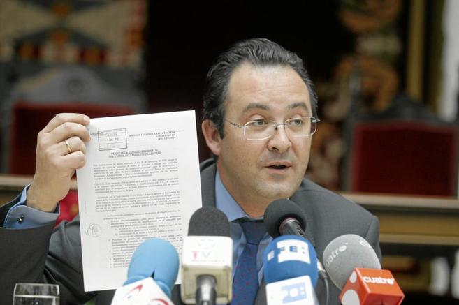 El alcalde de Leganés durante una rueda de prensa en 2013.