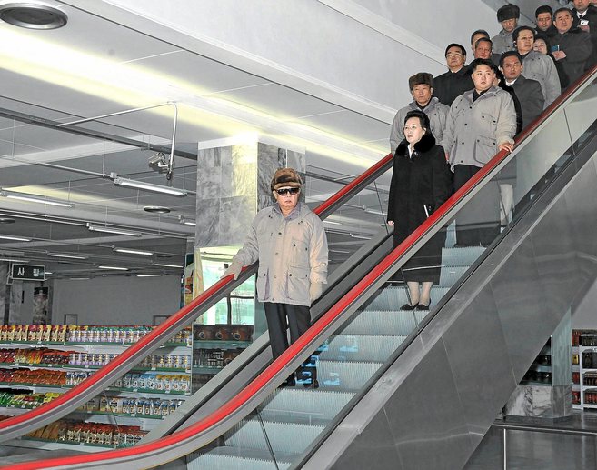 El difunto dictador de norcoreano Kim Jong-il y detrs su hermana Kim...