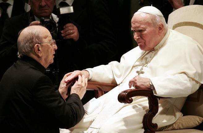 El Papa Juan Pablo II junto a Marcial Maciel (izq) en una audiencia...