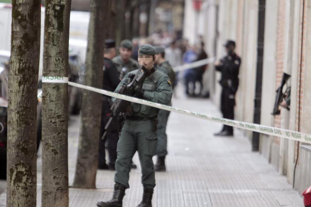 Los agentes custodian la entrada del edificio registrado en Bilbao.