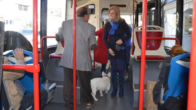 La alcaldesa de Fuengirola, Esperanza Oa, con un perro durante el...