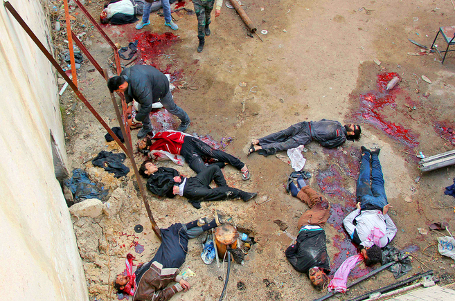 Cadáveres de hombres ejecutados por el ISIS tras tomar el cuartel...
