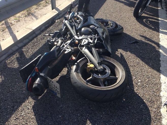 Estado de la moto tras chocar con un coche en la persecucin.