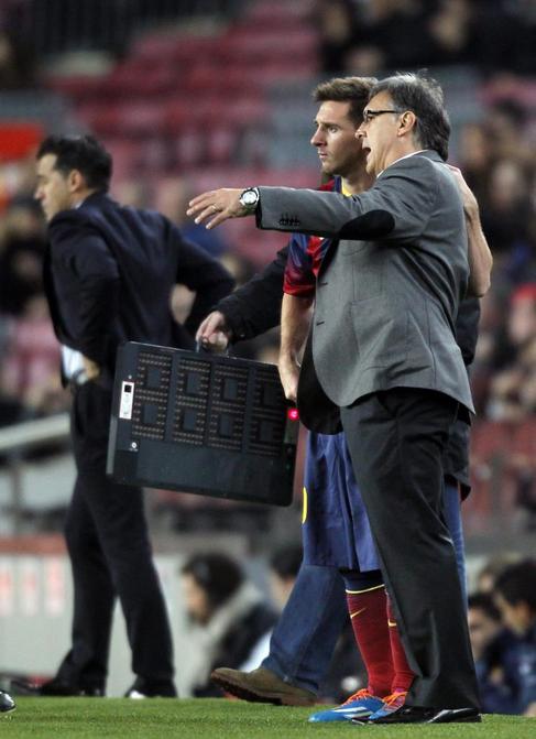 Martino y Messi en el momento del cambio.