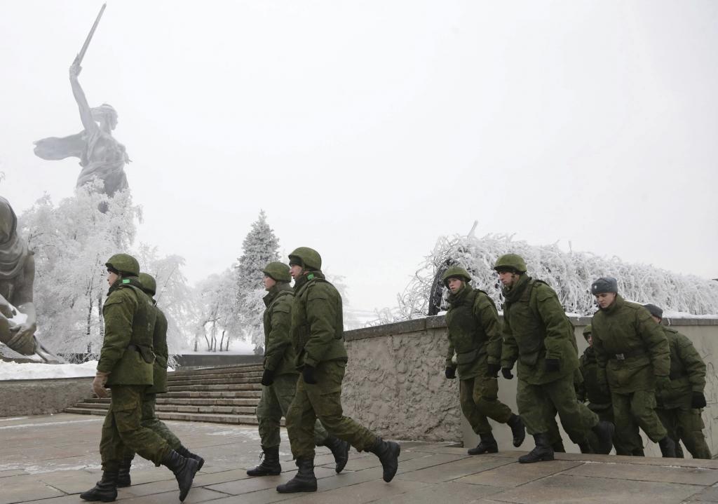 Soldados rusos patrullan Volgogrado tras el atentado terrorista.