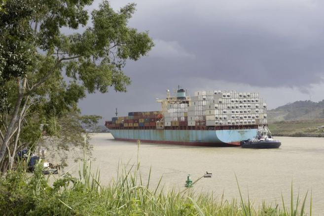 Un barco cruza el Canal de Panam.