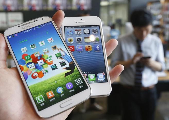 Un Samsung Galaxy S4 (izda.) y un iPhone 5.