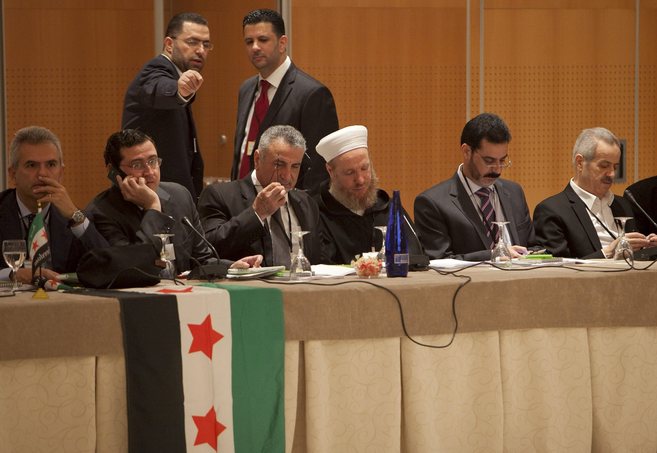 Mohamed Barmou (de pie) y Muhammad al-Yaqubi, entre otros opositores a...