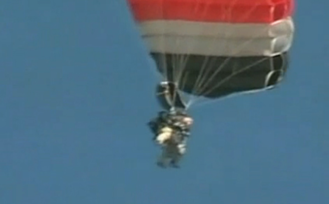 Imagen de la ex congresista en el aire lanzndose en paracadas.
