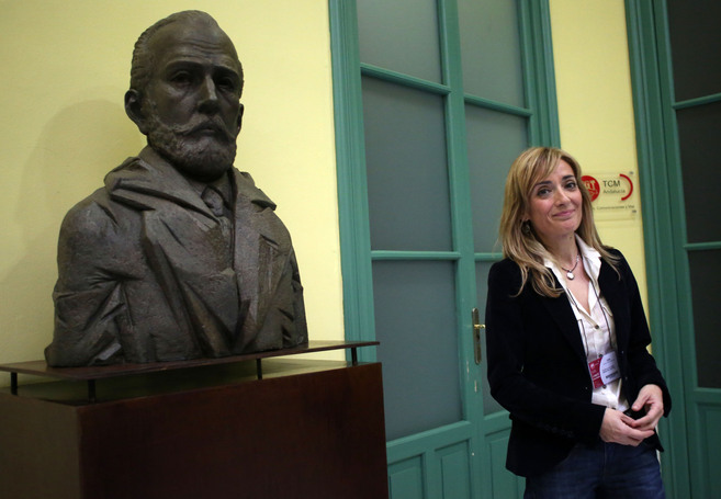 Carmen Castilla, junto al busto de Pablo Iglesias en la sede de UGT-A.