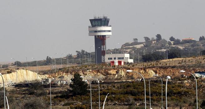 La torre de control e instalaciones del aeropuerto de Castelln.