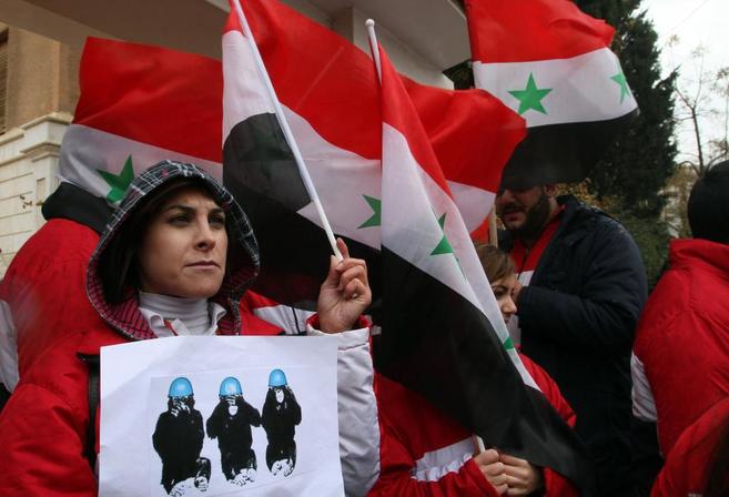 Manifestantes sirios protestan contra el régimen de Damasco y la...