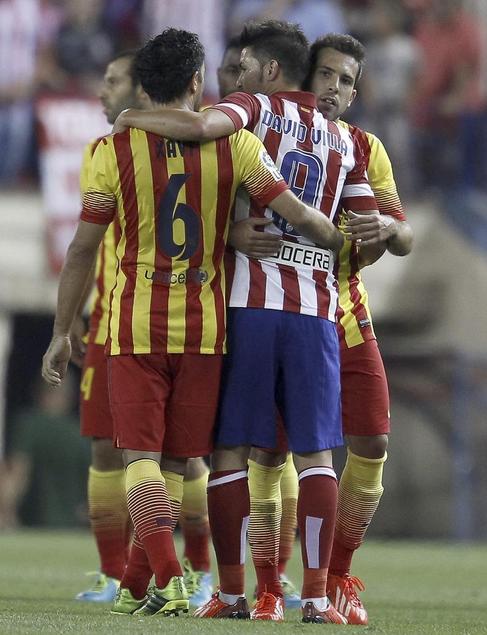 David Villa y Xavi se saludan tras la ida de la Supercopa.