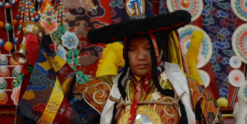 El terce hombre ms sagrado del Tibet realiza una danza Vajra para la...