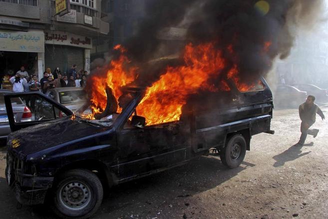 Seguidores del ex presidente Mohamed Mursi queman un vehculo de la...