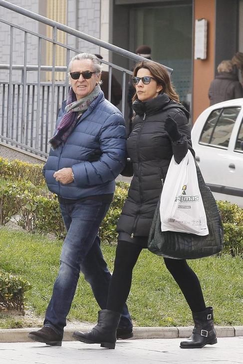 Miguel Blesa y su mujer, Gema Gmez, paseando estas navidades.
