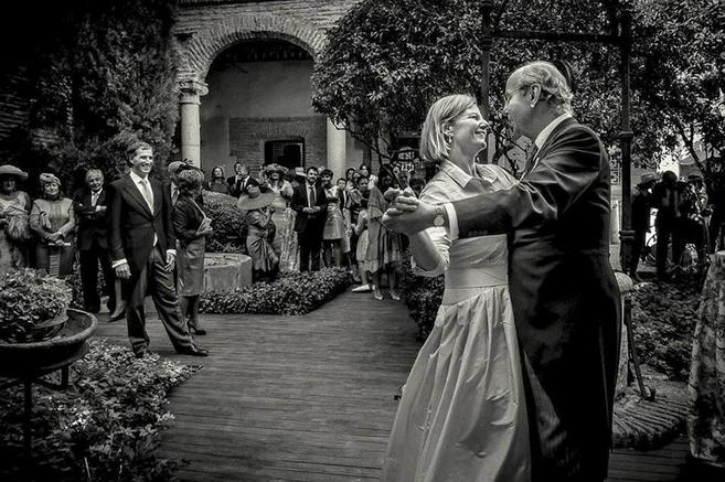 Rafael Spottorno y su hija Blanca bailan el vals nupcial durante la...